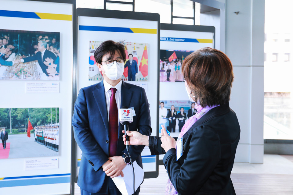 Giám đốc điều hành kiêm Chủ tịch Yonhap Sung Ki-hong trả lời phỏng vấn của Phóng viên TTXVN tại Hàn Quốc. (Ảnh: Anh Nguyên/TTXVN)