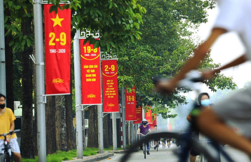 Băng rôn chào mừng 75 năm Quốc khánh 2/9 trên phố Hùng Vương. (Ảnh: Lâm Khánh/TTXVN)