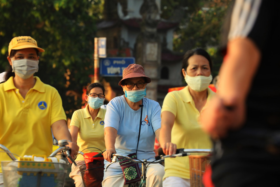 Người dân đeo khẩu trang tập thể dục sáng sớm trên phố Trích Sài, Tây Hồ. (Ảnh: Lâm Khánh/TTXVN)