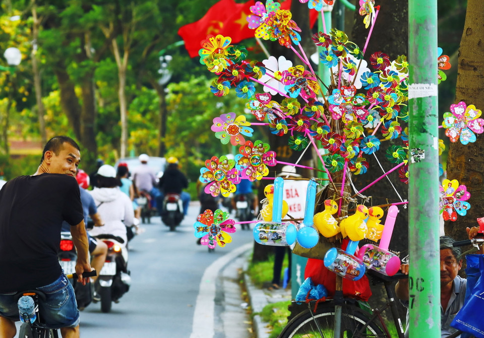 Những cánh chong chóng trên phố Thanh Niên. (Ảnh: Lâm Khánh/TTXVN)