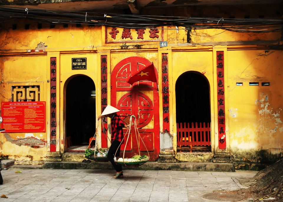 Nắng vàng dịu nhẹ trên phố Hàng Gà, Hoàn Kiếm. (Ảnh: Lâm Khánh/TTXVN)