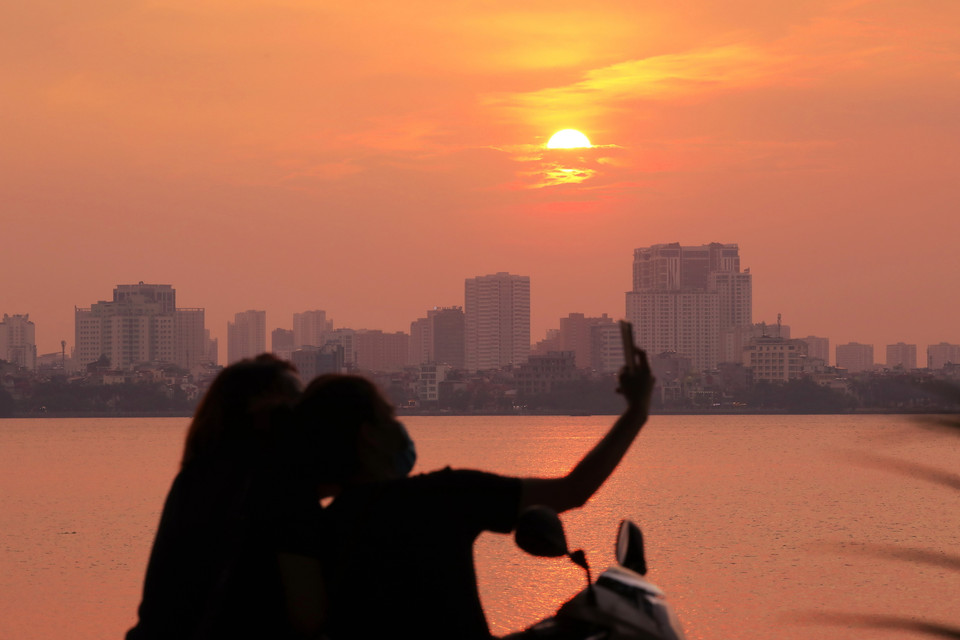 Hoàng hôn bên Hồ Tây là "đặc sản" của Hà Nội mỗi lần Thu về. (Ảnh: Lâm Khánh/TTXVN)