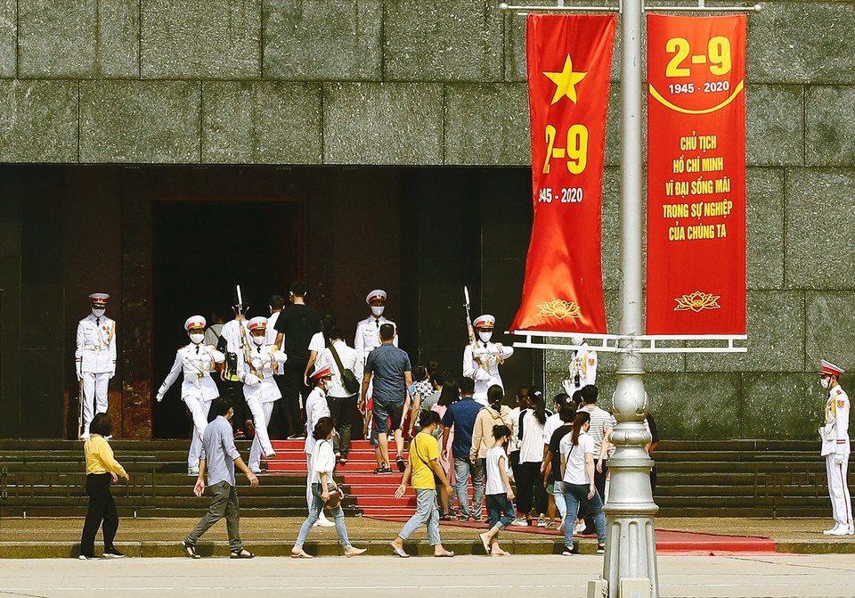 Dòng người vào Lăng viếng Chủ tịch Hồ Chí Minh. (Ảnh: Lâm Khánh/TTXVN)