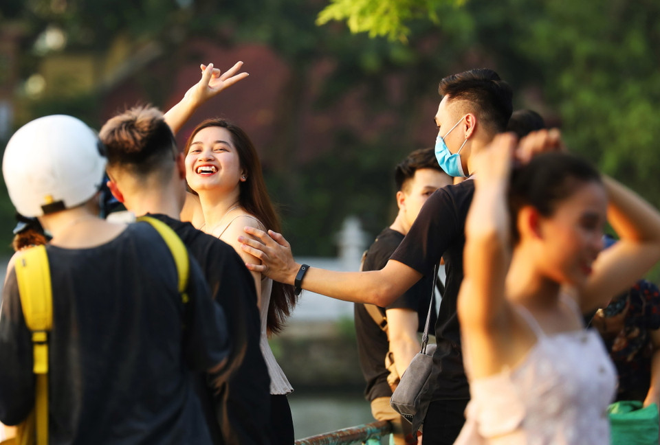 Những thanh niên Hà Nội thư giãn, chụp ảnh bên Hồ Tây. (Ảnh: Lâm Khánh/TTXVN)