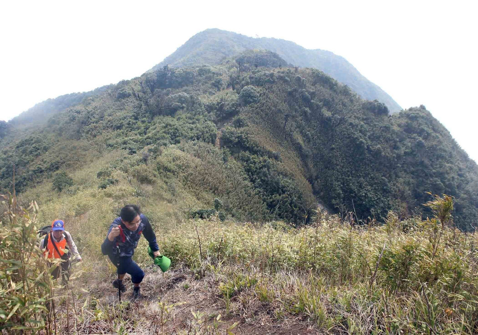 Để khám phá và chinh phục đỉnh Bạch Mộc Lương Tử, du khách phải vượt qua quãng đường dài gần 10km với nhiều dốc cao đầy thử thách. (Ảnh: Quý Trung/TTXVN)