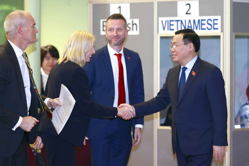 Chủ tịch Quốc hội Vương Đình Huệ với đại biểu. (Ảnh: Doãn Tấn/TTXVN)