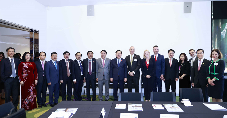 Chủ tịch Quốc hội Vương Đình Huệ với đại biểu. (Ảnh: Doãn Tấn/TTXVN)