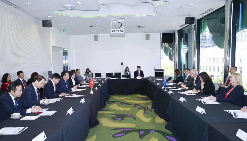 Trong chương trình thăm chính thức Australia, chiều 2/12, tại thành phố Melbourne, Chủ tịch Quốc hội Vương Đình Huệ tiếp Giáo sư Alec Cameron, Phó Chủ tịch Hội đồng trường, Giám đốc Đại học RMIT. Trong ảnh: Quang cảnh buổi tiếp. (Ảnh: Doãn Tấn/TTXVN)