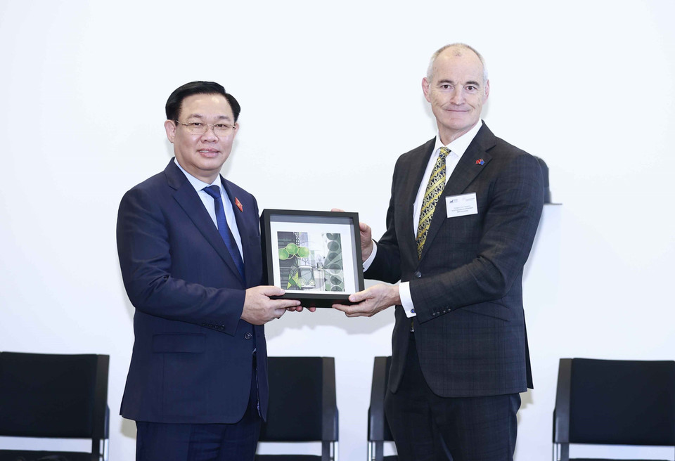 Chủ tịch Quốc hội Vương Đình Huệ trao quà lưu niệm tặng Giáo sư Alec Cameron, Phó Chủ tịch Hội đồng trường, Giám đốc Đại học RMIT. (Ảnh: Doãn Tấn/TTXVN)