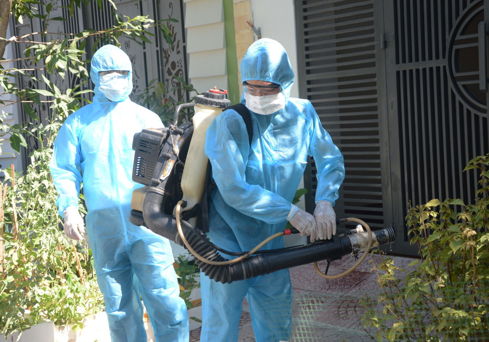 Phun thuốc khử trùng tại nhà trường hợp tiếp xúc gần với bệnh nhân nghi nhiễm COVID-19. (Ảnh: Văn Dũng/TTXVN)