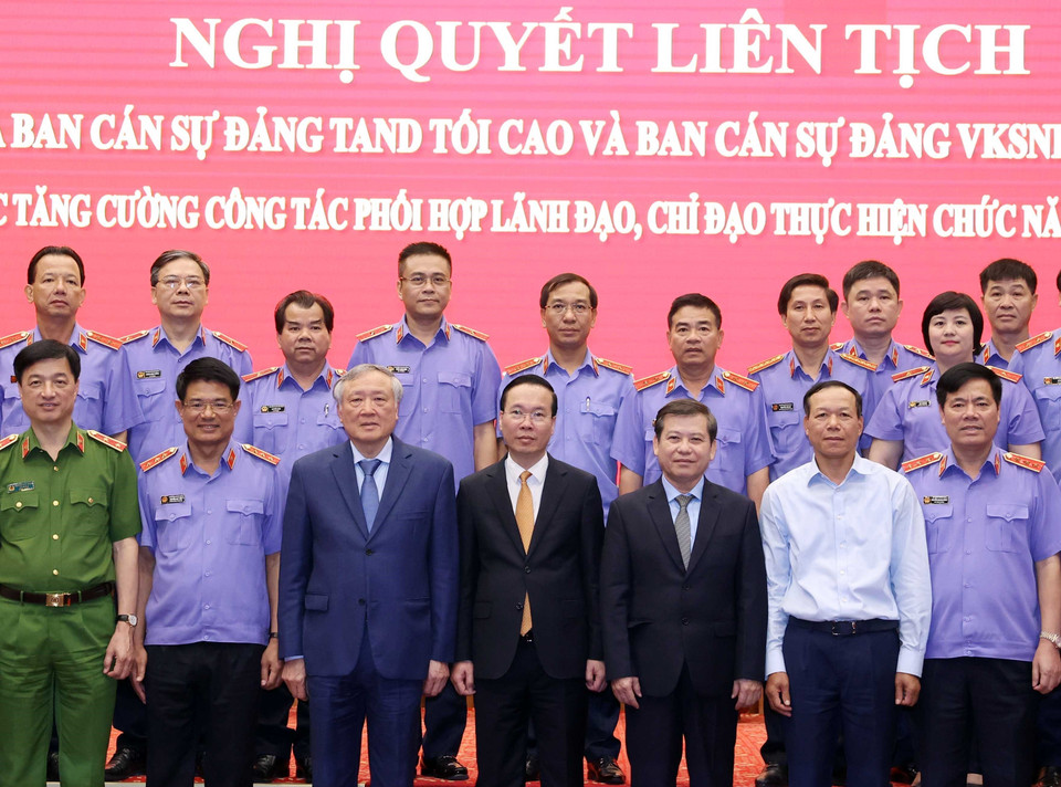 Chủ tịch nước Võ Văn Thưởng với lãnh đạo Viện Kiểm sát Nhân dân Tối cao, lãnh đạo Tòa án Nhân dân Tối cao cùng các đại biểu. (Ảnh: Thống Nhất/TTXVN)