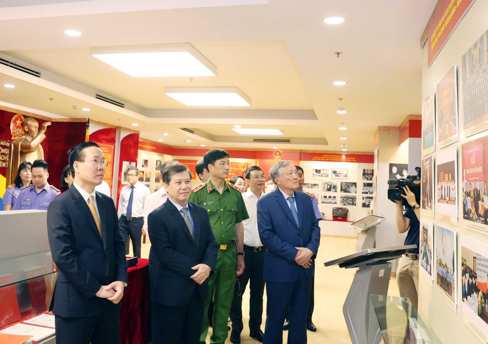 Chủ tịch nước Võ Văn Thưởng và các đại biểu tham quan Phòng truyền thống của Viện Kiểm sát Nhân dân Tối cao. (Ảnh: Thống Nhất/TTXVN)