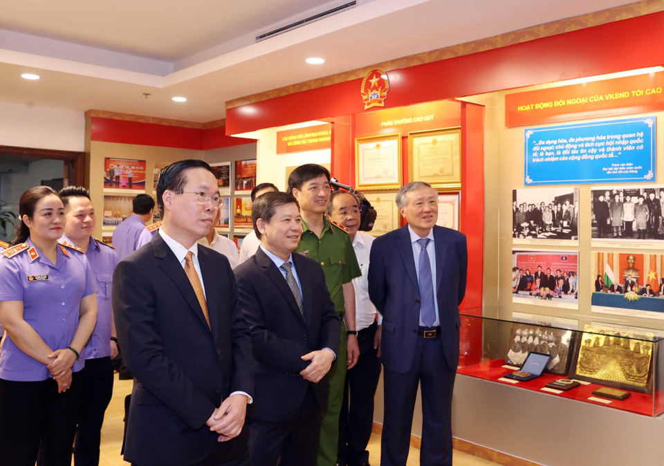 Chủ tịch nước Võ Văn Thưởng và các đại biểu tham quan Phòng truyền thống của Viện Kiểm sát Nhân dân Tối cao. (Ảnh: Thống Nhất/TTXVN)