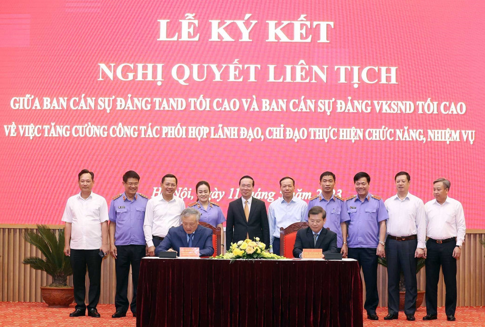 Chủ tịch nước Võ Văn Thưởng chứng kiến Chương trình ký kết Nghị quyết liên tịch giữa hai đơn vị. (Ảnh: Thống Nhất/TTXVN)