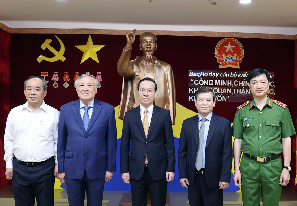 Chủ tịch nước Võ Văn Thưởng với lãnh đạo Viện Kiểm sát Nhân dân Tối cao, Tòa án Nhân dân Tối cao và các đại biểu. (Ảnh: Thống Nhất/TTXVN)