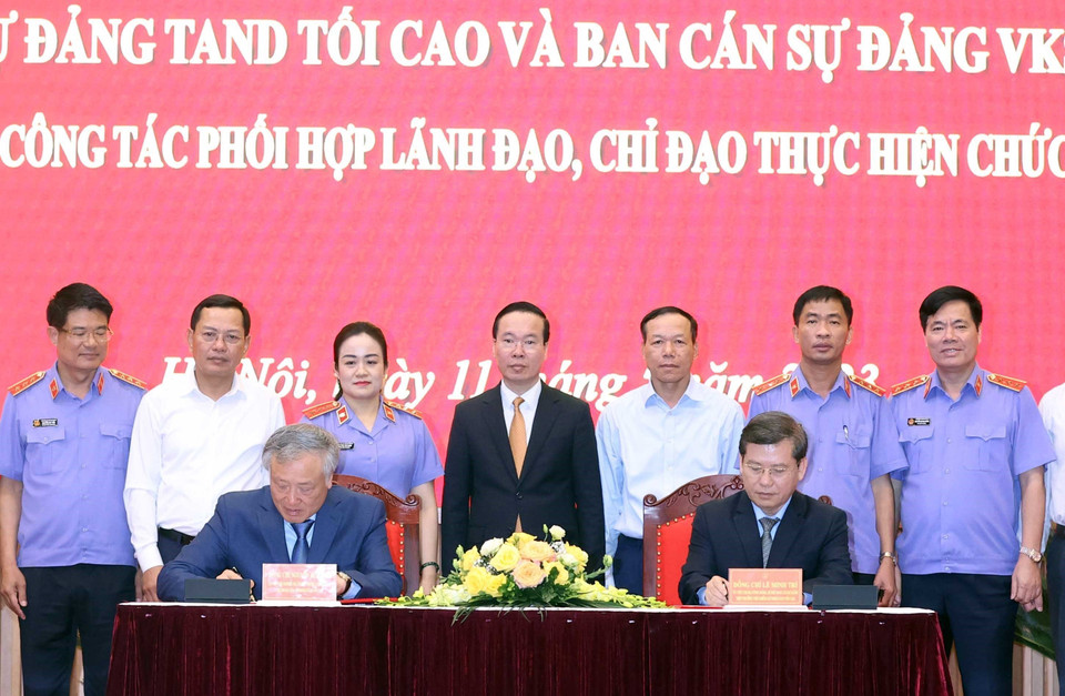 Chủ tịch nước Võ Văn Thưởng chứng kiến Chương trình ký kết Nghị quyết liên tịch giữa hai đơn vị. (Ảnh: Thống Nhất/TTXVN)