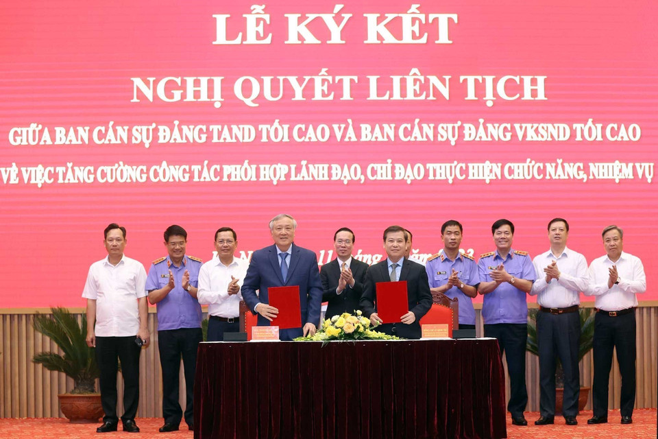 Chủ tịch nước Võ Văn Thưởng chứng kiến Chương trình ký kết Nghị quyết liên tịch giữa hai đơn vị. (Ảnh: Thống Nhất/TTXVN)