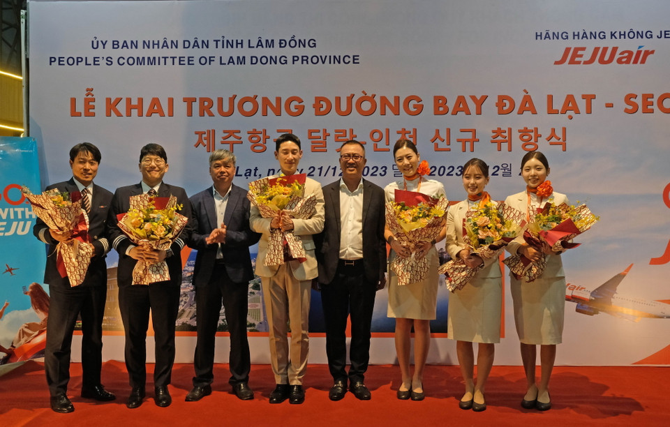 Đại diện tỉnh Lâm Đồng tặng hoa cho phi hành đoàn trên chuyến bay số hiệu 7C2311 của Hãng Hàng không Jeju. (Ảnh: Nguyễn Dũng/TTXVN)