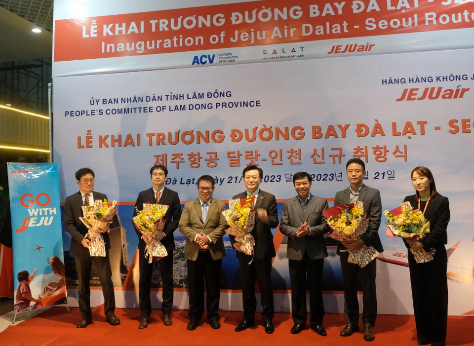 Lãnh đạo Ủy ban Nhân dân tỉnh Lâm Đồng tặng hoa chào đón đại diện Hãng Hàng không Jeju (Hàn Quốc). (Ảnh: Nguyễn Dũng/TTXVN)