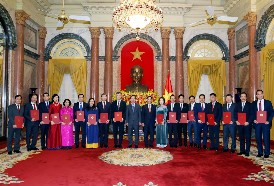 Chủ tịch nước Võ Văn Thưởng trao Quyết định bổ nhiệm 18 Đại sứ nhiệm kỳ 2024-2027. (Ảnh: Thống Nhất/TTXVN)