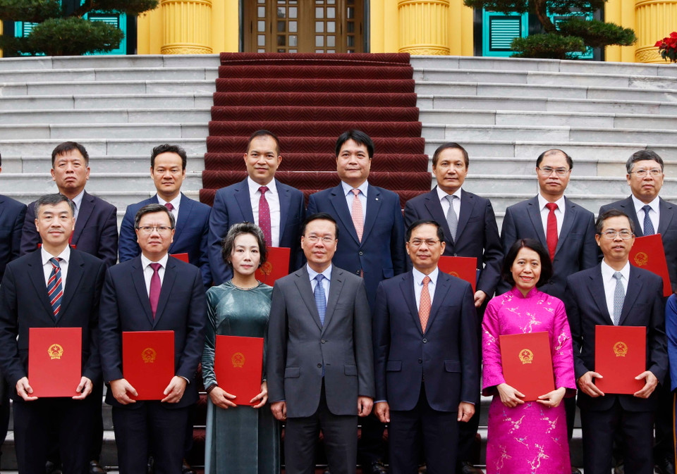 Chủ tịch nước Võ Văn Thưởng với các Đại sứ, Trưởng Cơ quan đại diện Việt Nam tại nước ngoài. (Ảnh: Thống Nhất/TTXVN)