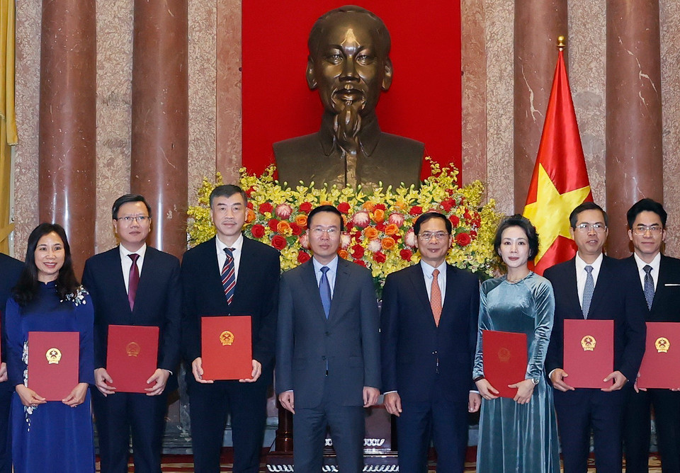 Chủ tịch nước Võ Văn Thưởng trao Quyết định bổ nhiệm cho các Đại sứ. (Ảnh: Thống Nhất/TTXVN)