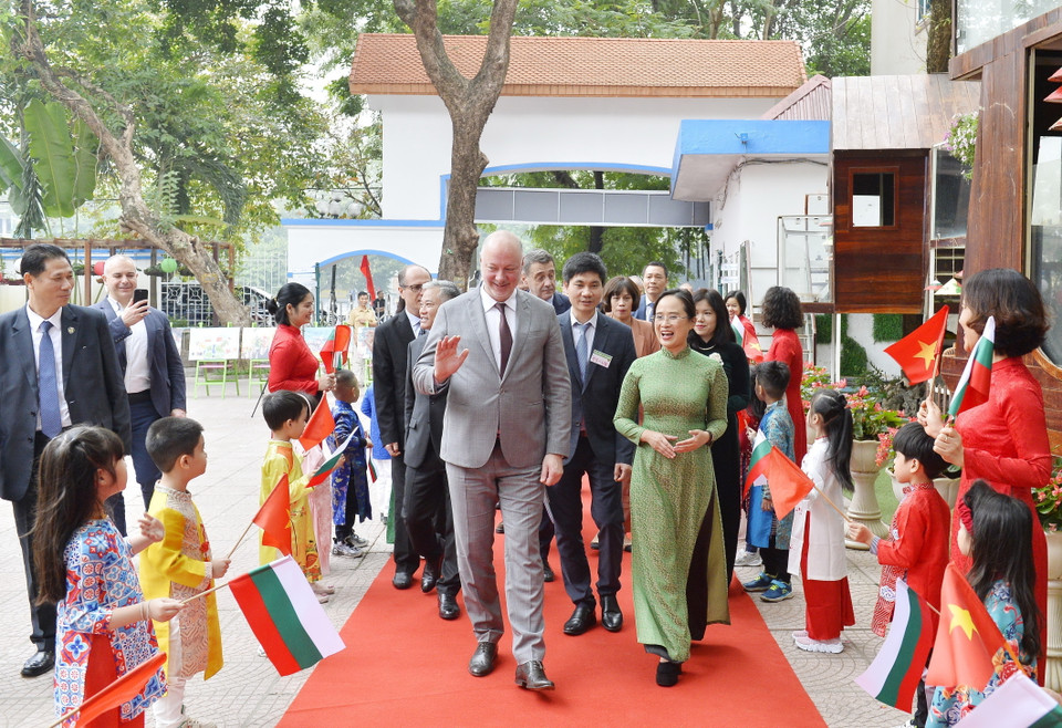 Đón Chủ tịch Quốc hội Bulgaria Rossen Jeliazkov thăm Trường Mầm non Việt-Bun. (Ảnh: Minh Đức/TTXVN)