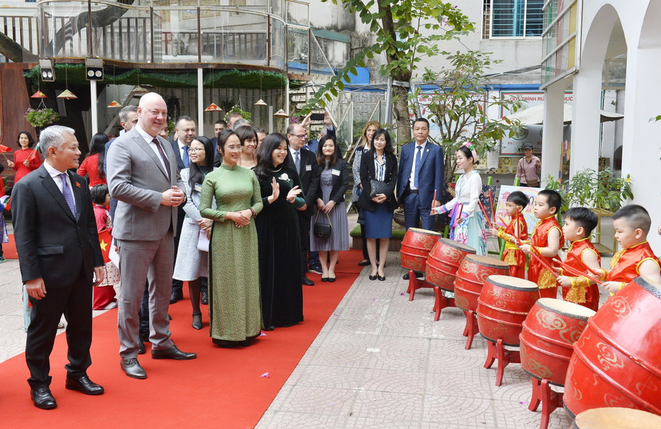 Đón Chủ tịch Quốc hội Bulgaria Rossen Jeliazkov thăm Trường Mầm non Việt-Bun. (Ảnh: Minh Đức/TTXVN)