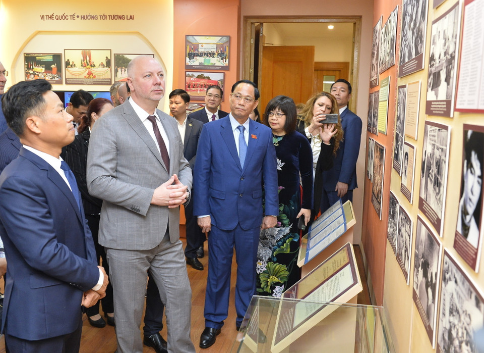 Chủ tịch Quốc hội Bulgaria Rossen Jeliazkov tham quan Phòng truyền thống của Đại học Quốc gia Hà Nội. (Ảnh: Minh Đức/TTXVN)