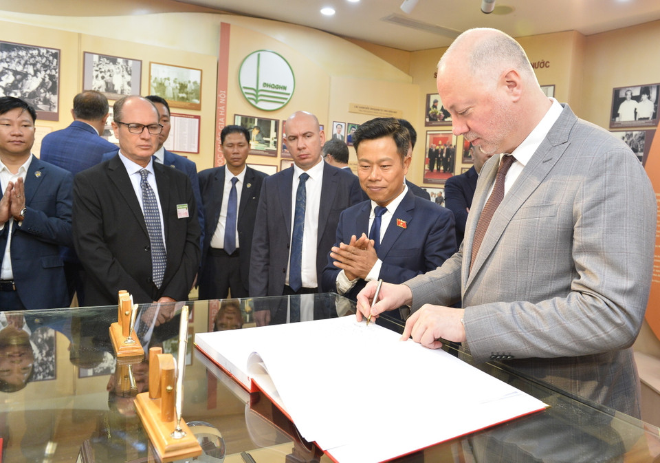 Chủ tịch Quốc hội Bulgaria Rossen Jeliazkov viết lưu bút tại Phòng truyền thống của Đại học Quốc gia Hà Nội. (Ảnh: Minh Đức/TTXVN)