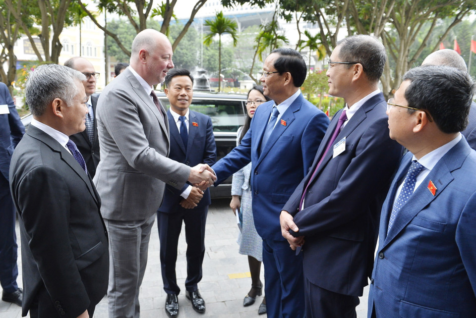 Phó Chủ tịch Quốc hội Trần Quang Phương đón Chủ tịch Quốc hội Bulgaria Rossen Jeliazkov đến thăm Đại học Quốc gia Hà Nội. (Ảnh: Minh Đức/TTXVN)