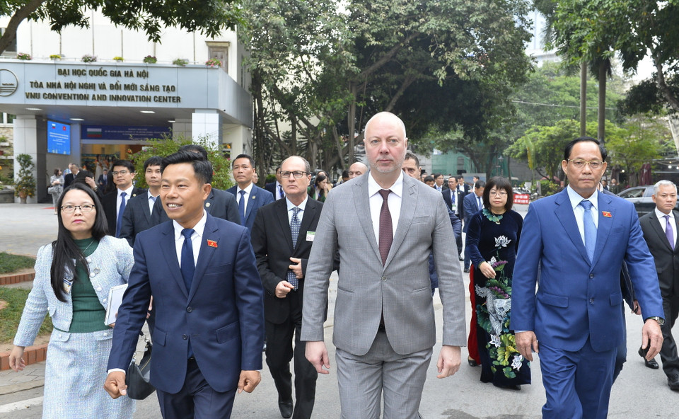 Chủ tịch Quốc hội Bulgaria Rossen Jeliazkov thăm Đại học Quốc gia Hà Nội. (Ảnh: Minh Đức/TTXVN)