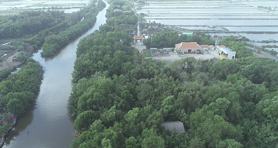 Hàng ngày, Di tích lịch sử Căn cứ Cái Chanh đón hàng ngàn lượt đảng viên, đoàn viên, hội viên và nhân dân về tham quan, học tập. (Ảnh: Chanh Đa/TTXVN)