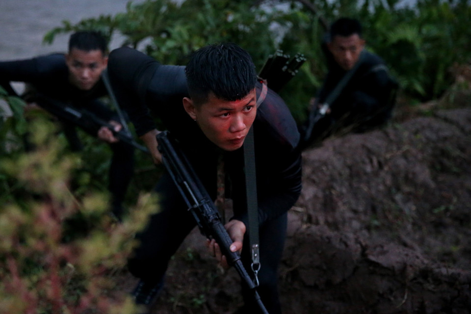 Chiến sỹ Lữ đoàn Đặc công Hải quân 126 luyện tập phương án đột nhập theo đường sông đánh chiếm mục tiêu giả định trong điều kiện đêm tối. (Ảnh: Dương Giang/TTXVN)