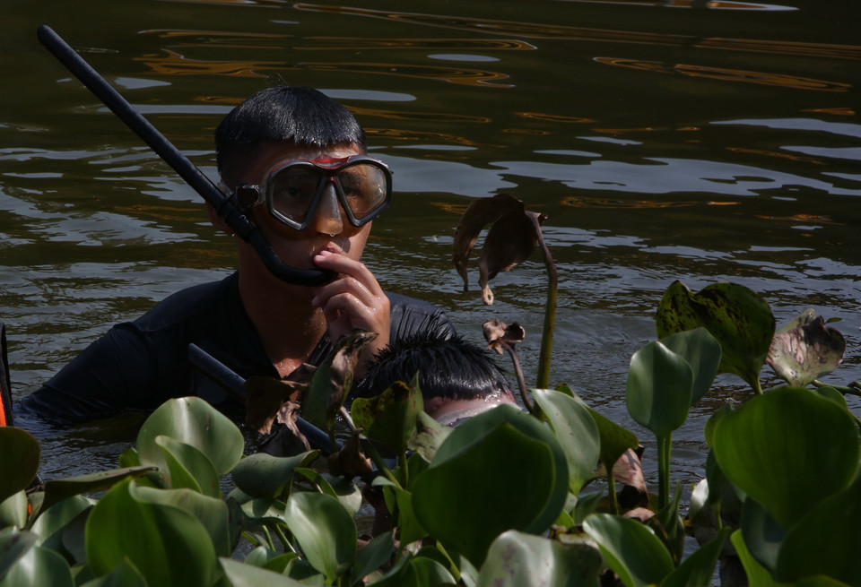 Chiến sỹ Lữ đoàn Đặc công Hải quân 126 huấn luyện thực hành bơi xa, thả trôi và ứng biến với điều kiện môi trường, thời tiết và kỹ năng sinh tồn trong mọi điều kiện. (Ảnh: Dương Giang/TTXVN)