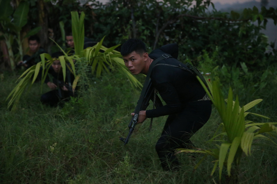 Chiến sỹ Lữ đoàn Đặc công Hải quân 126 luyện tập phương án đột nhập theo đường sông đánh chiếm mục tiêu giả định trong điều kiện đêm tối. (Ảnh: Dương Giang/TTXVN)