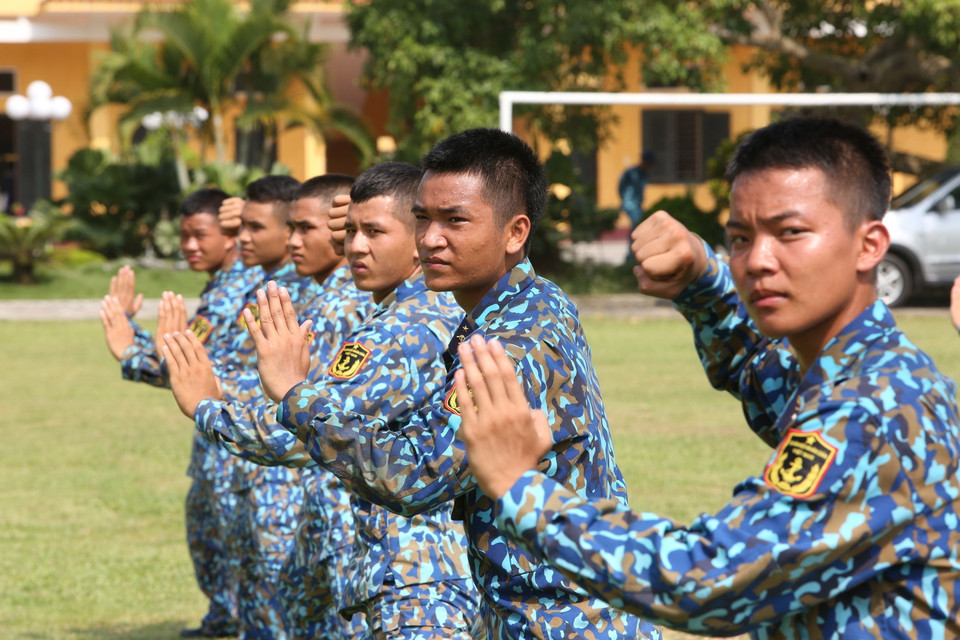 Chiến sỹ Lữ đoàn Đặc công Hải quân 126 hăng say luyện tập võ thuật trên thao trường. (Ảnh: Dương Giang/TTXVN)