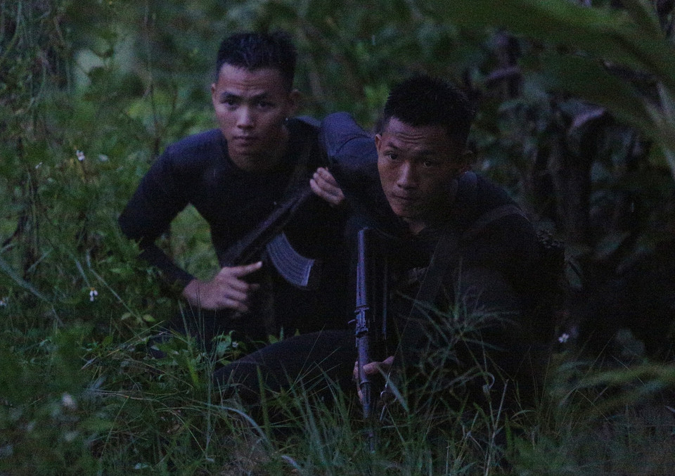 Chiến sỹ Lữ đoàn Đặc công Hải quân 126 luyện tập phương án đột nhập theo đường sông đánh chiếm mục tiêu giả định trong điều kiện đêm tối. (Ảnh: Dương Giang/TTXVN)