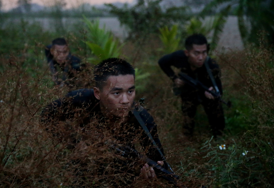 Chiến sỹ Lữ đoàn Đặc công Hải quân 126 luyện tập phương án đột nhập theo đường sông đánh chiếm mục tiêu giả định trong điều kiện đêm tối. (Ảnh: Dương Giang/TTXVN)