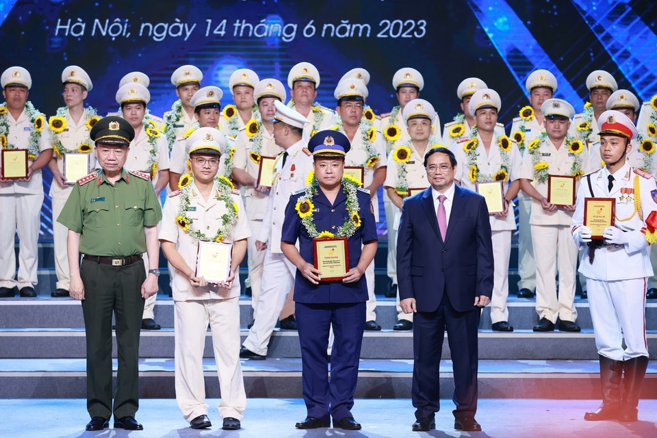 Thủ tướng Phạm Minh Chính và Đại tướng Tô Lâm, Bộ trưởng Bộ Công an trao biểu trưng vinh danh điển hình tiên tiến trong phòng, chống ma túy cho các cá nhân. (Ảnh: Dương Giang/TTXVN)