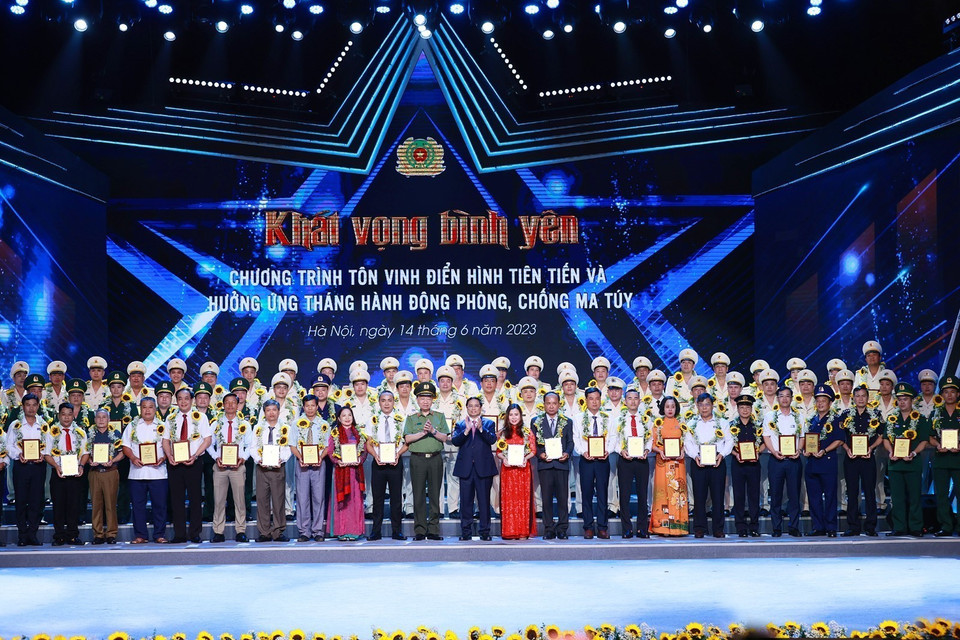 Thủ tướng Phạm Minh Chính và Đại tướng Tô Lâm, Bộ trưởng Bộ Công an với các cá nhân điển hình tiên tiến trong phòng, chống ma túy. (Ảnh: Dương Giang/TTXVN)
