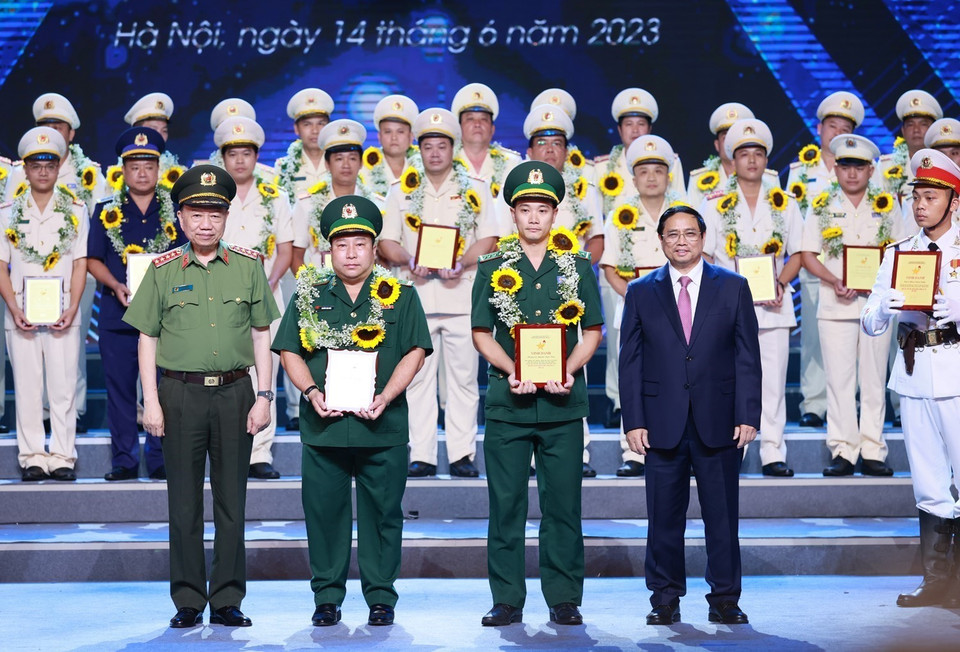 Thủ tướng Phạm Minh Chính và Đại tướng Tô Lâm, Bộ trưởng Bộ Công an trao biểu trưng vinh danh điển hình tiên tiến trong phòng, chống ma túy cho các cá nhân. (Ảnh: Dương Giang/TTXVN)