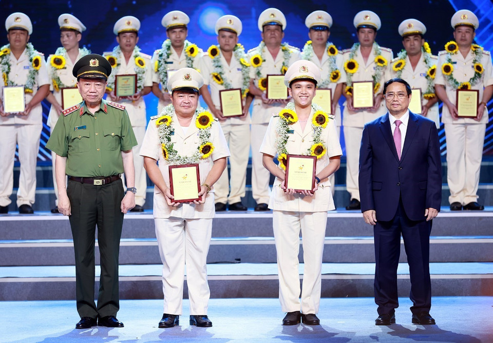 Thủ tướng Phạm Minh Chính và Đại tướng Tô Lâm trao biểu trưng vinh danh điển hình tiên tiến trong phòng, chống ma túy cho các cá nhân. (Ảnh: Dương Giang/TTXVN)