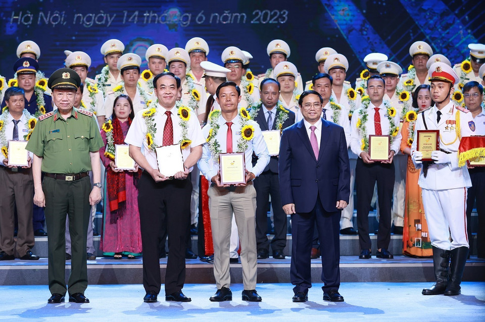 Thủ tướng Phạm Minh Chính và Đại tướng Tô Lâm, Bộ trưởng Bộ Công an trao biểu trưng vinh danh điển hình tiên tiến trong phòng, chống ma túy cho các cá nhân. (Ảnh: Dương Giang/TTXVN)