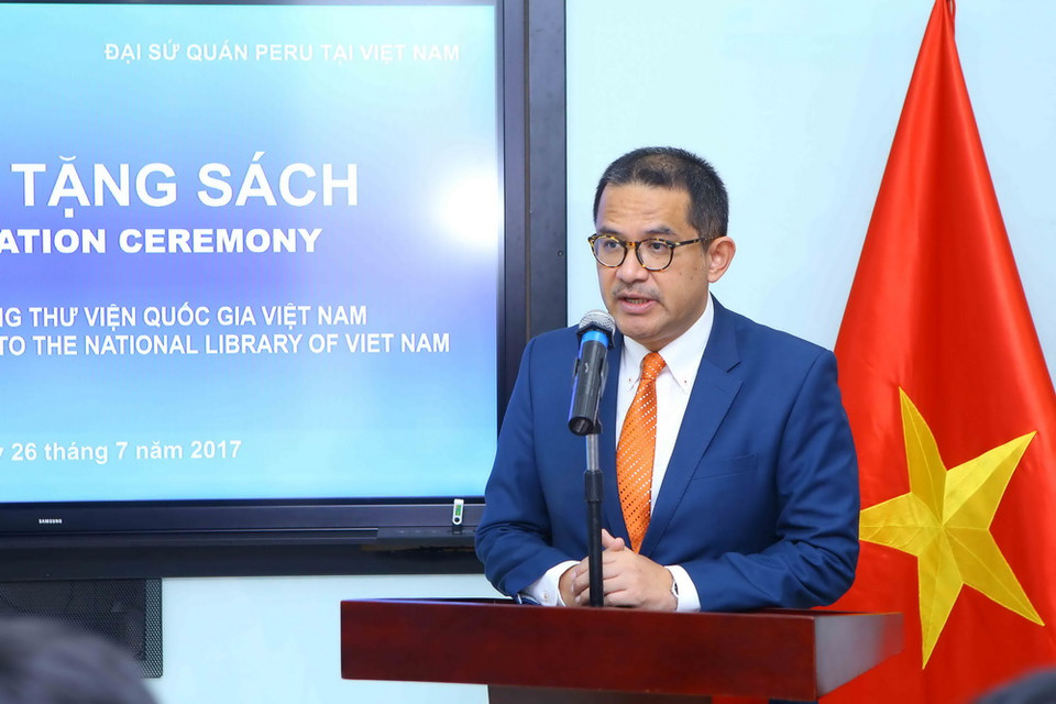 Đại biện đại sứ quán Peru tại Việt Nam Luis Tsuboyama phát biểu tại lễ trao tặng sách. (Ảnh: Minh Quyết/TTXVN)