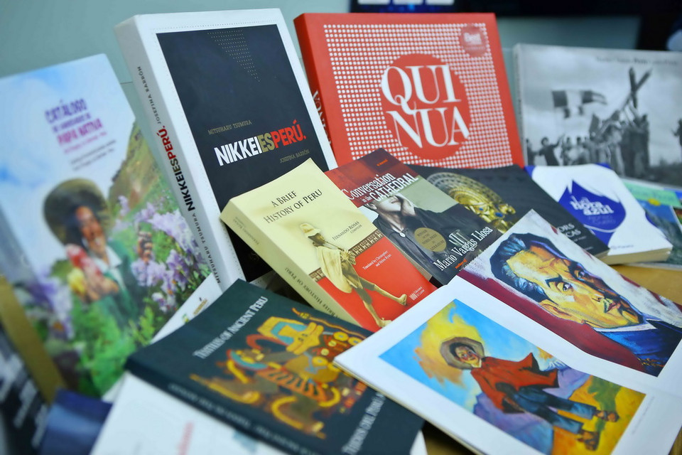 Sách do Đại sứ quán Peru tặng Thư viện Quốc gia Việt Nam. (Ảnh: Minh Quyết/TTXVN)