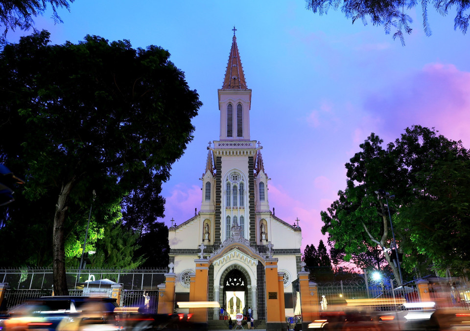 Nhà thờ Huyện Sỹ (tên chính thức là Nhà thờ Thánh Philipphê Tông đồ), Giáo xứ Chợ Đũi (nên còn có tên là Nhà thờ Chợ Đũi) tại số 1 đường Tôn Thất Tùng, phường Phạm Ngũ Lão, quận 1, Thành phố Hồ Chí Minh thuộc Tổng giáo phận Thành phố Hồ Chí Minh, là một Nhà thờ Công giáo cổ gần 120 năm tuổi. (Ảnh: Hồng Đạt/TTXVN)