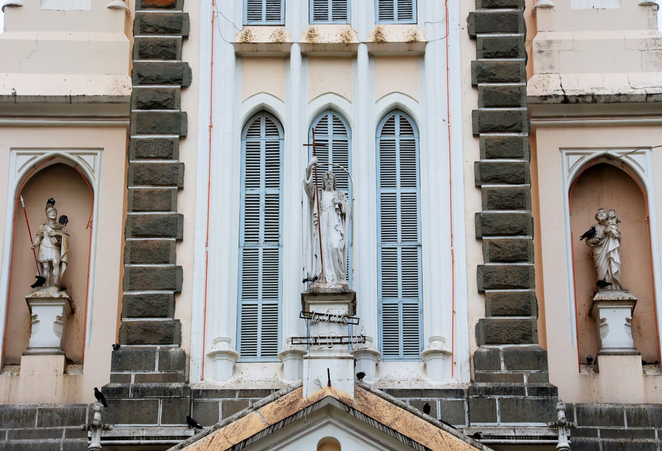 Tượng thánh Philípphê bổn mạng nhà thờ bằng đá cẩm thạch đứng cầm cây thánh giá Phục sinh, đặt chính giữa ở mặt tiền Nhà thờ Huyện Sỹ. (Ảnh: Hồng Đạt/TTXVN)