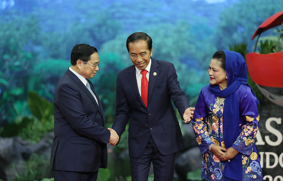 Tổng thống Indonesia Joko Widodo và Phu nhân đón Thủ tướng Phạm Minh Chính. (Ảnh: Dương Giang/TTXVN)