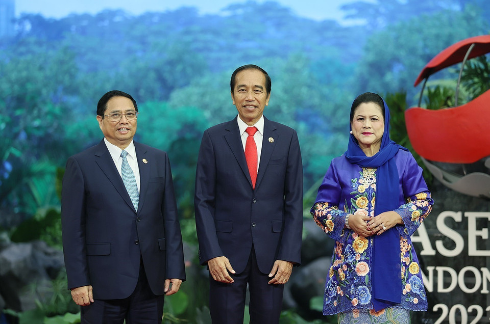 Tổng thống Indonesia Joko Widodo và Phu nhân đón Thủ tướng Phạm Minh Chính. (Ảnh: Dương Giang/TTXVN)